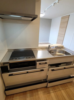 【キッチン】 | 京町エンジェルII | IH3口コンロ！引き出し式なので奥のものも取り出しやすいですよ。