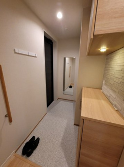 【玄関】 | 京町エンジェルII | 全身ミラーもあるのでお出かけ前のチェックがしやすいですよ♪