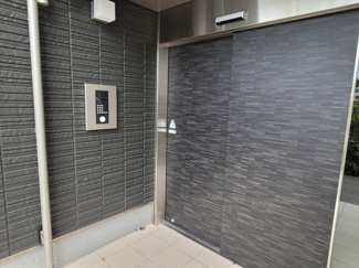 【エントランス】 | 京町エンジェルII | 鍵をかざすだけでオートロックが解除されます。