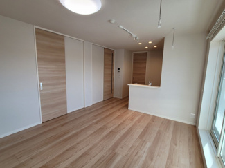 【居間・リビング】 | 京町エンジェルII | ナチュラルテイストなお部屋です。室内物干しもありますよ