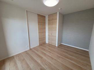 【内装】 | 京町エンジェルII | 6.3帖の洋室です。左側はリビングへの扉。右側の扉は小さそうですが・・・