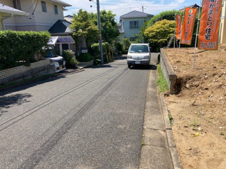 【前面道路含む現地写真】 | グランファミーロあすみが丘5丁目　緩やかな勾配があり、雨水もたまりません。