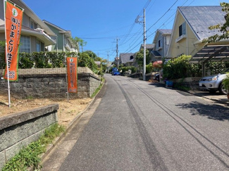 【前面道路含む現地写真】 | グランファミーロあすみが丘5丁目　公園通りも近く、バス停も徒歩4分圏内です。