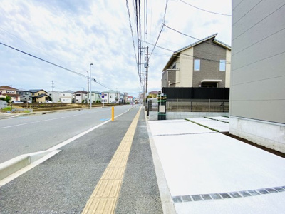 【前面道路含む現地写真】 | ☆ガレージ・家具付き販売！陽当たり抜群！利便性が高い子育て良好住環境☆藤沢市亀井野４丁目新築 | 前面道路は安心感のある歩道、幅員の広い南道路なので陽当たり・風通し良好です☆