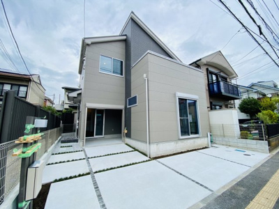 【外観】 | ☆ガレージ・家具付き販売！陽当たり抜群！利便性が高い子育て良好住環境☆藤沢市亀井野４丁目新築 | 完成物件となりました！家具展示中で購入希望者にはプレゼントいたします♪（小物は除く）整形地・歩道付き南道路！陽当たり・風通し良好です♪