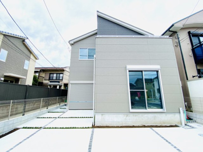 【前面道路含む現地写真】 | ☆ガレージ・家具付き販売！陽当たり抜群！利便性が高い子育て良好住環境☆藤沢市亀井野４丁目新築 | 完成物件となりました！家具展示中で購入希望者にはプレゼントいたします♪（小物は除く）整形地・歩道付き南道路！陽当たり・風通し良好です♪