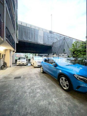 【駐車場】 | 朝日南麻布マンション | 駐車場に車を止められます