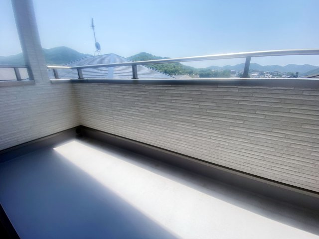呉市焼山中央5丁目　新築一戸建て(全2棟)のバルコニー
