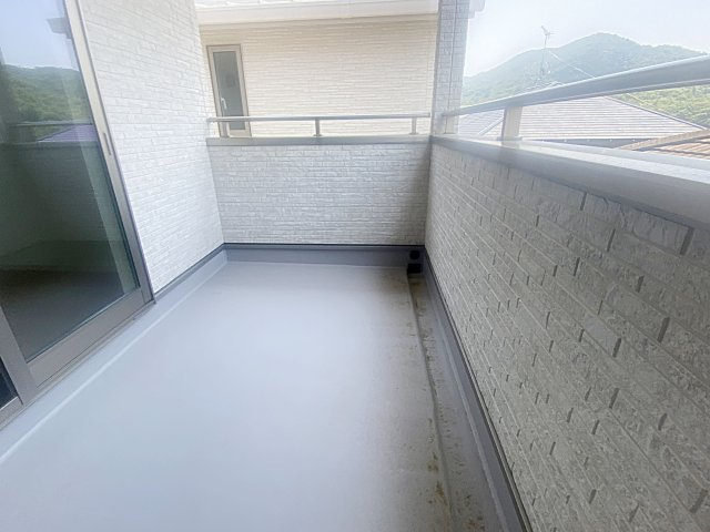呉市焼山中央5丁目　新築一戸建て(全2棟)のバルコニー|外からの目が気にならないバルコニーで洗濯物が干せます