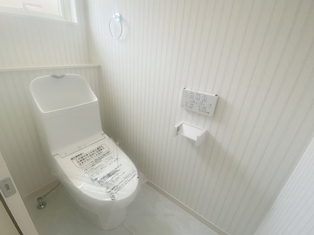 呉市焼山中央5丁目　新築一戸建て(全2棟)のトイレ|トイレには快適な温水洗浄便座付き