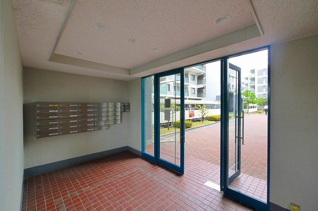 東急ドエルアルス木津南Cのエントランス|落ち着いたエントランスです