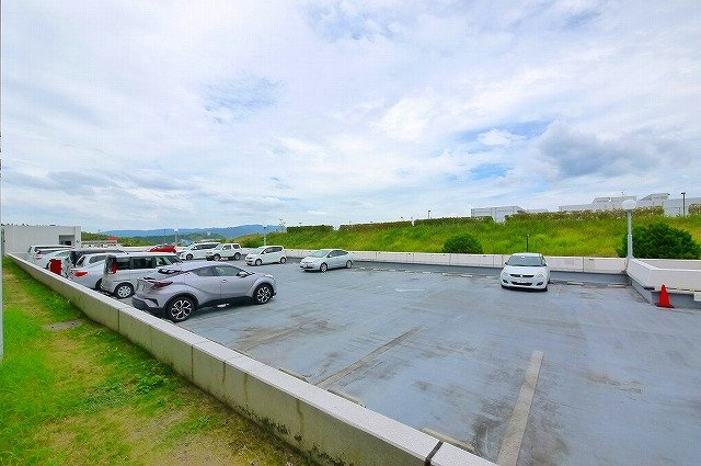 東急ドエルアルス木津南Cの駐車場|車をお持ちの方に嬉しい駐車場付きの物件です