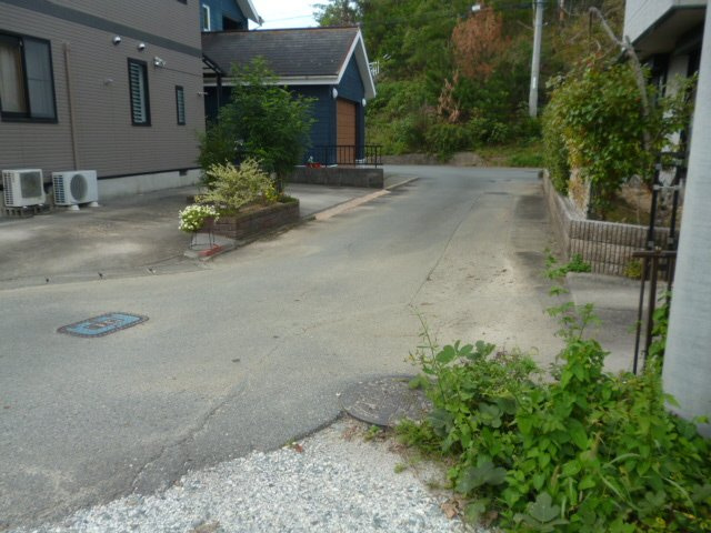 赤妻町　売土地の前面道路含む現地写真