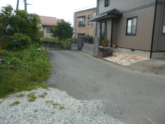 赤妻町　売土地の前面道路含む現地写真