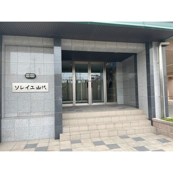 ソレイユ山代のエントランス