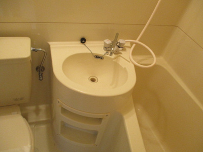 【洗面所】 | サンスリーハイツ豊新 | 浴室内の洗面台です