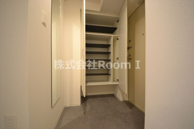 【玄関】 | セレニテ本町リアン | 収納もある玄関です