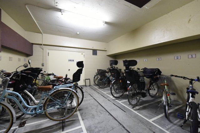 コーポ麹町のその他共用部分|屋根付き駐輪場