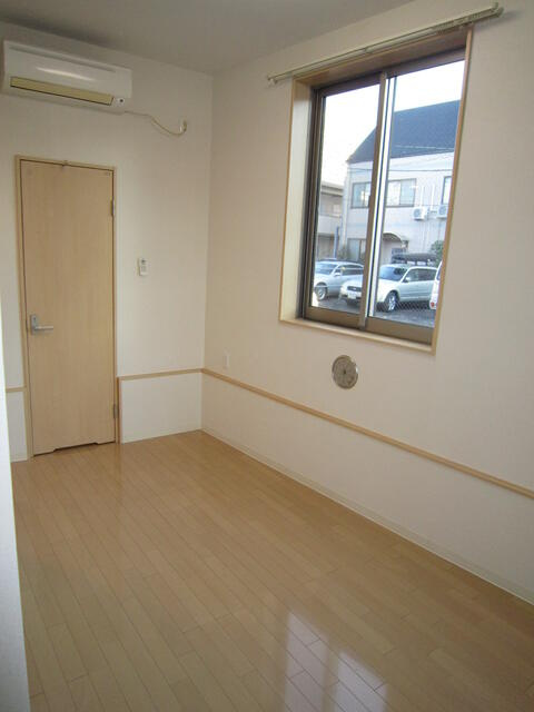 ２面窓のお部屋になります