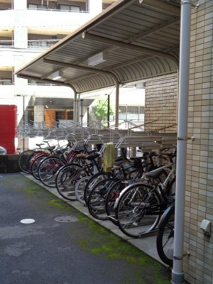 【その他共用部分】 | ミューズ東葛西 | 自転車置き場は屋根付きの場所です。