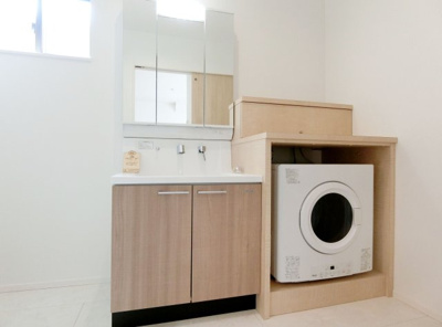 【洗面所】 | 広島市安佐南区長束1丁目　新築一戸建て | 毎日の身支度に便利なシャワー付き三面鏡洗面化粧台
