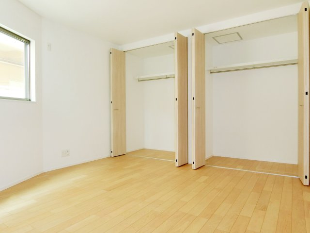 広島市安佐南区長束1丁目　新築一戸建ての収納|クローゼットがあり収納も充実の洋室
