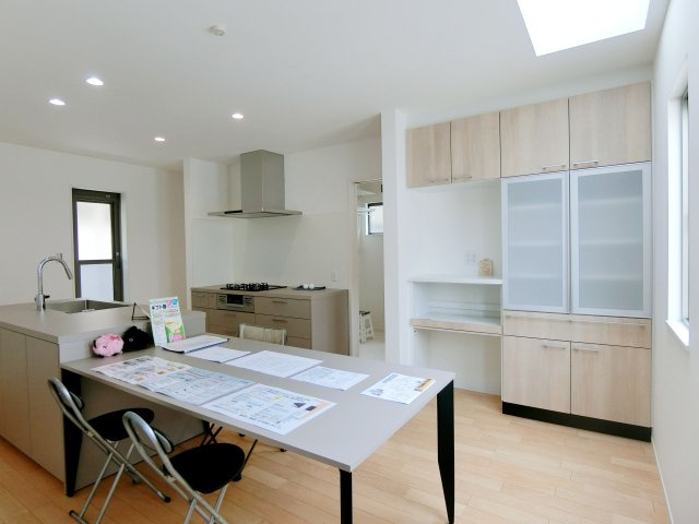 広島市安佐南区長束1丁目　新築一戸建ての居間・リビング|居間です