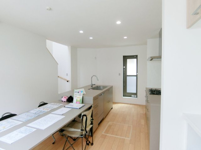 【居間・リビング】 | 広島市安佐南区長束1丁目　新築一戸建て | 開放感に満たされる、家族の和み空間
