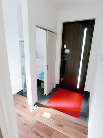 広島市安佐南区長束西１丁目　新築一戸建て（全2棟）の玄関|明るい玄関です