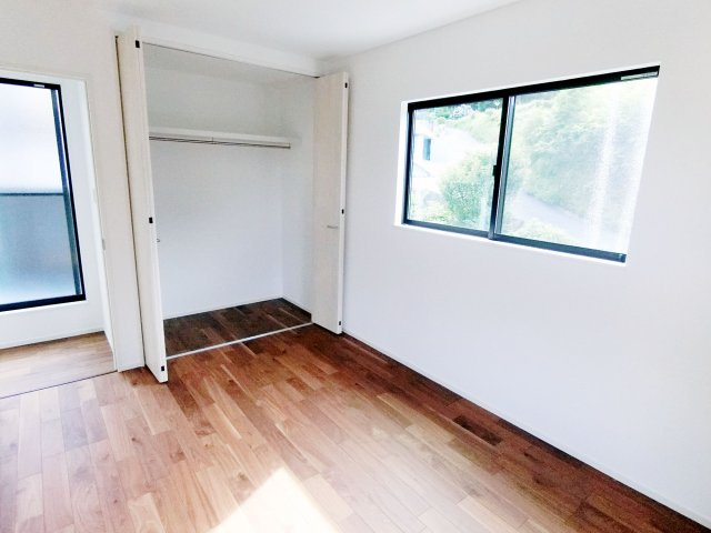 広島市安佐南区長束西１丁目　新築一戸建て（全2棟）の洋室|クローゼットがあり収納も充実の洋室