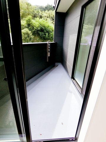 広島市安佐南区長束西１丁目　新築一戸建て（全2棟）のバルコニー|外からの目が気にならないバルコニーで洗濯物が干せます