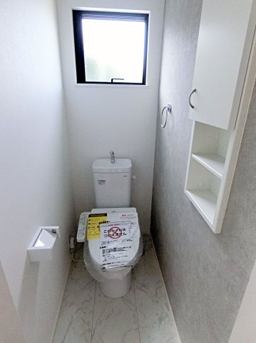 広島市安佐南区長束西１丁目　新築一戸建て（全2棟）のトイレ|落ち着いた色調のトイレです