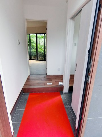 広島市安佐南区長束西１丁目　新築一戸建て（全2棟）の玄関|シンプルで使いやすい玄関です