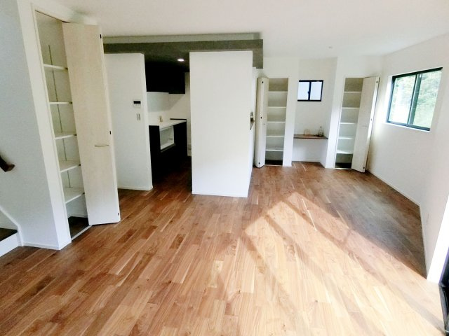 広島市安佐南区長束西１丁目　新築一戸建て（全2棟）の居間・リビング|たくさんの日差しが差し込む明るいリビング