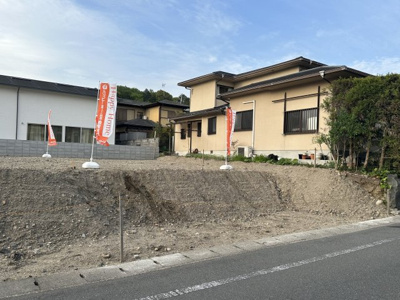 【外観】 | 左京区上高野北田町建築条件なし土地 | 現地は盛り土がそのまま残されているため、高低差を利用して駐車スペースを作ると造成費用なども削減できます。グランドラインが高いことは採光が取り易く、プライバシーも確保しやすいメリットがあります。