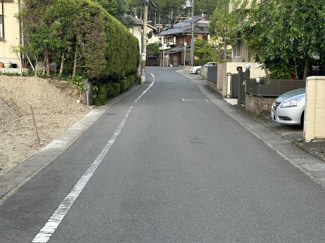 【前面道路含む現地写真】 | 左手に土地を見ながら西向きに前面道路を撮影した現地写真です。