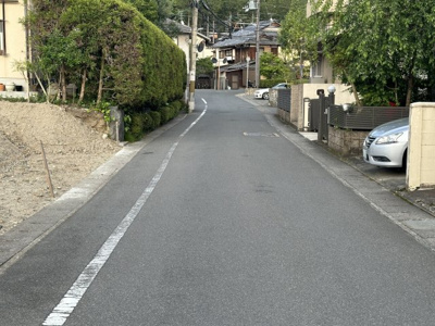 【前面道路含む現地写真】 | 左京区上高野北田町建築条件なし土地 | 左手に土地を見ながら西向きに前面道路を撮影した現地写真です。