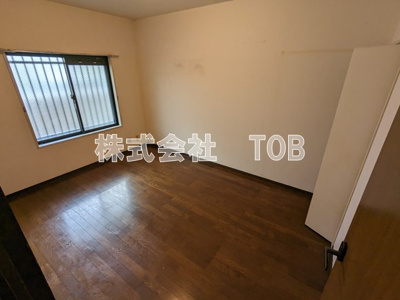 【洋室】 | ファインコート西つつじヶ丘 | 玄関側洋室※クリーニング中の撮影※