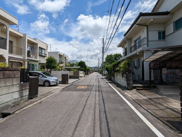 瀬戸市八幡台8丁目中古テラスハウスの前面道路含む現地写真