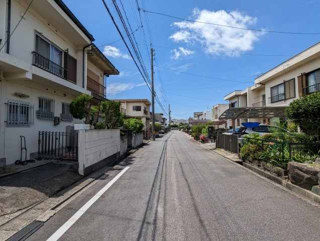 瀬戸市八幡台8丁目中古テラスハウスの前面道路含む現地写真