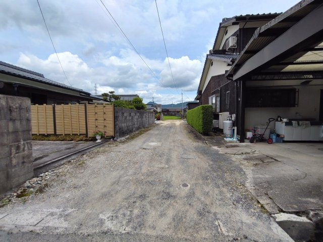 朝田　売土地の前面道路含む現地写真