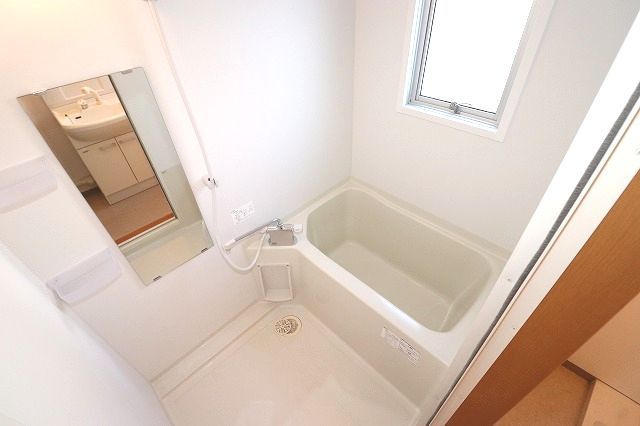 高知市薊野北町２丁目の賃貸マンションの浴室|きれいなお風呂です
※間取り反転の場合あり、内装が若干異なる場合がございます