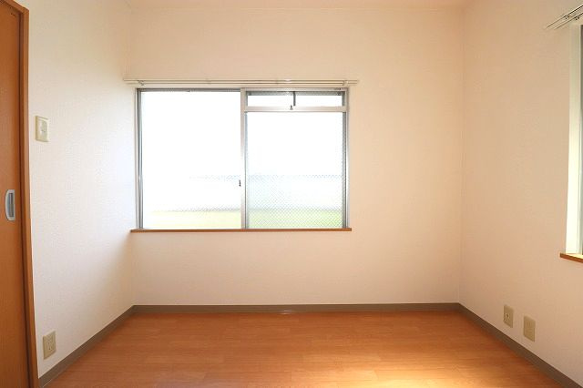 高知市薊野北町２丁目の賃貸マンションの洋室|明るい洋室です
※間取り反転の場合あり、内装が若干異なる場合がございます