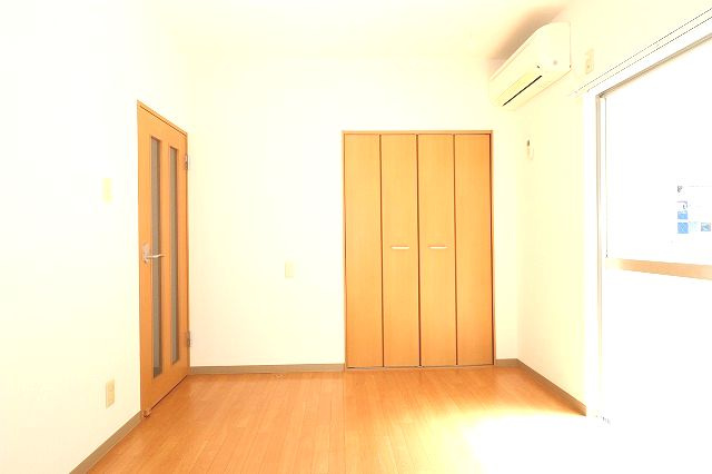 高知市薊野北町２丁目の賃貸マンションの洋室|落ち着いた色調の洋室です
※間取り反転の場合あり、内装が若干異なる場合がございます