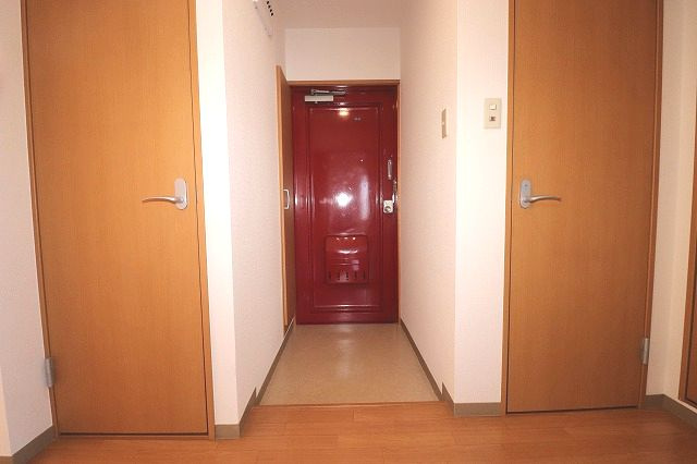 高知市薊野北町２丁目の賃貸マンションの玄関|明るい玄関です
※間取り反転の場合あり、内装が若干異なる場合がございます