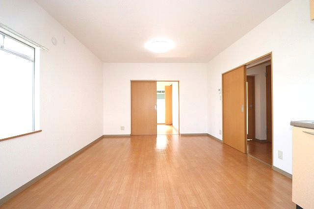 高知市薊野北町２丁目の賃貸マンションの居間・リビング|ゆったりとしたリビングです
※間取り反転の場合あり、内装が若干異なる場合がございます