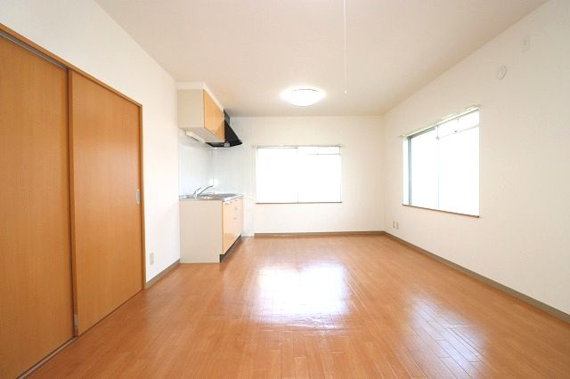 高知市薊野北町２丁目の賃貸マンションの居間・リビング|こちらの居間で趣味の時間をお楽しみください
※間取り反転の場合あり、内装が若干異なる場合がございます