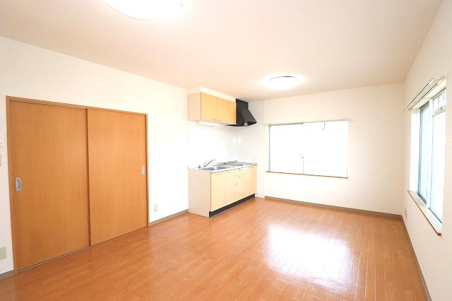 高知市薊野北町２丁目の賃貸マンションの居間・リビング|使いやすい居間です
※間取り反転の場合あり、内装が若干異なる場合がございます