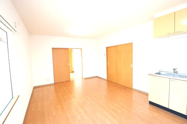 高知市薊野北町２丁目の賃貸マンションの居間・リビング|ゆったり過ごせる居間です
※間取り反転の場合あり、内装が若干異なる場合がございます