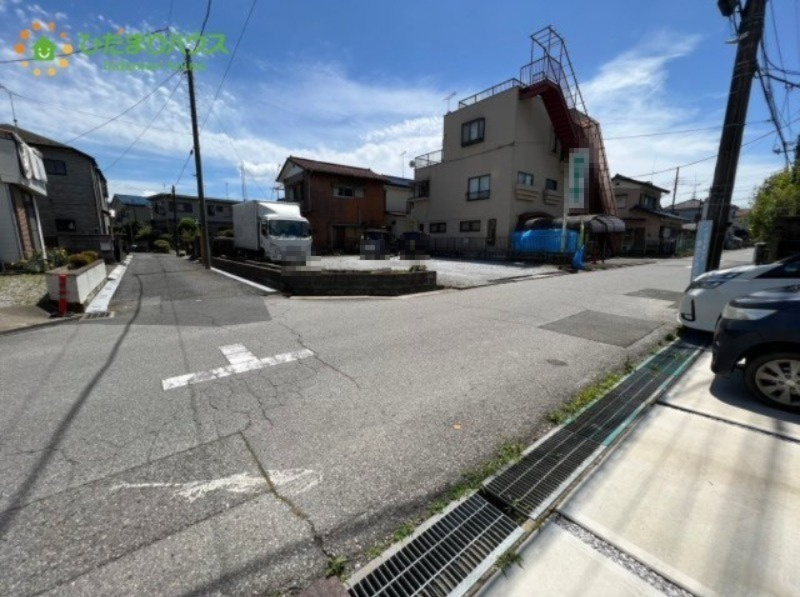 蓮田市閏戸　中古一戸建ての前面道路含む現地写真